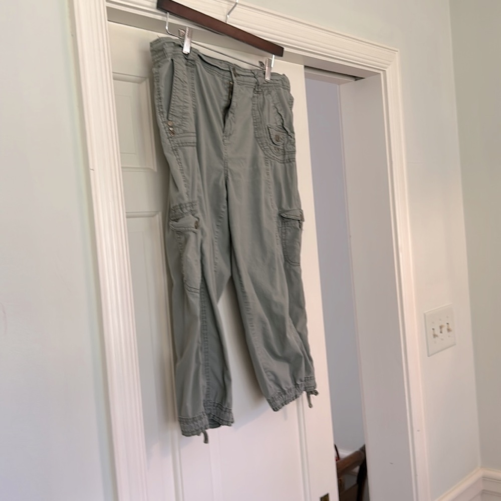 Cargo Pants Olive Green 3/4 Cropped Pants Size Medium Pockets No Tags
